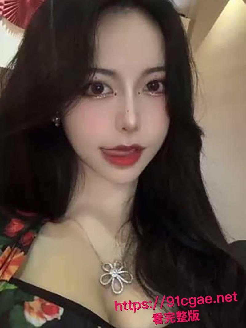 抖音60万粉反差女神绿导演被金主重金砸下 酒店一对一私密直播巨乳翘臀擦边热舞 骚到顶点!-1