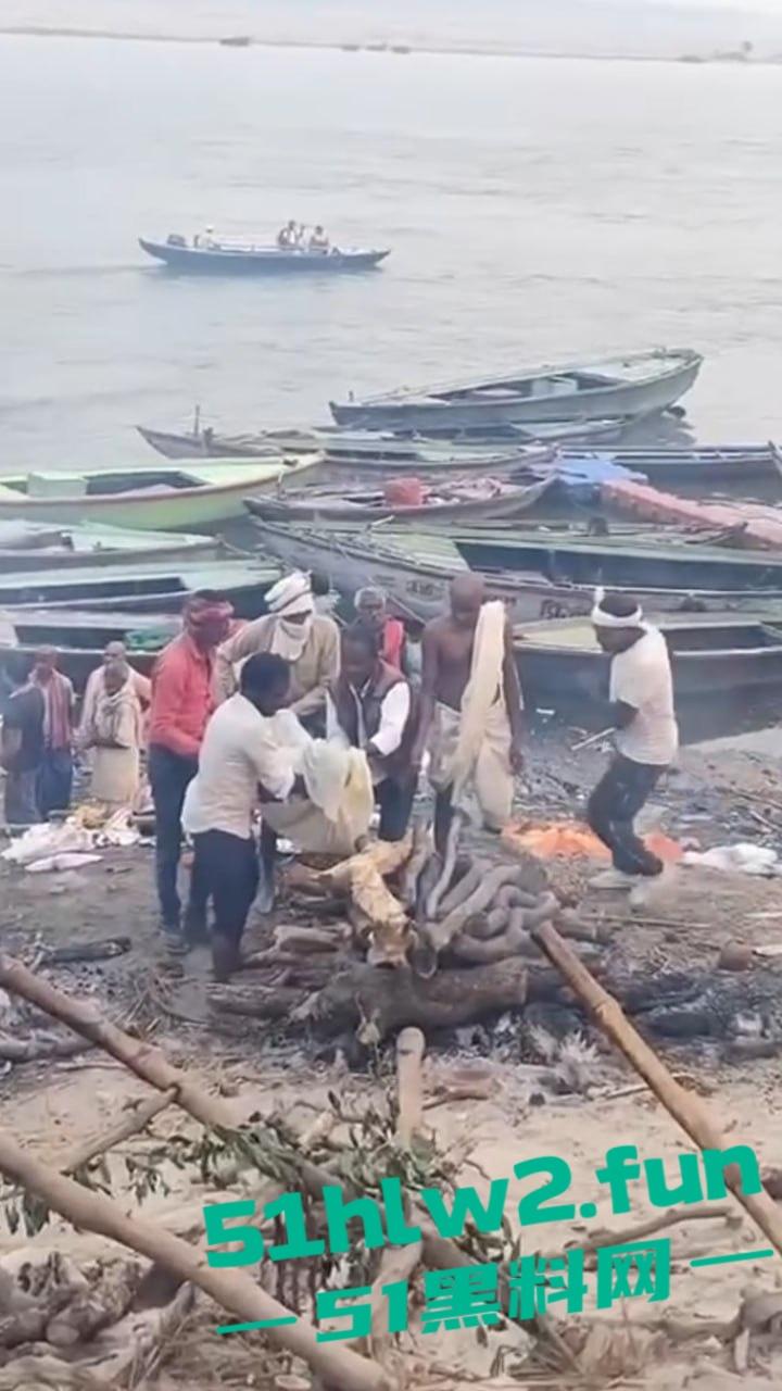 印度教恒河边火葬，现场视频曝光流出河边肮脏混乱，终于知道为什么恒河水那么脏了。-2