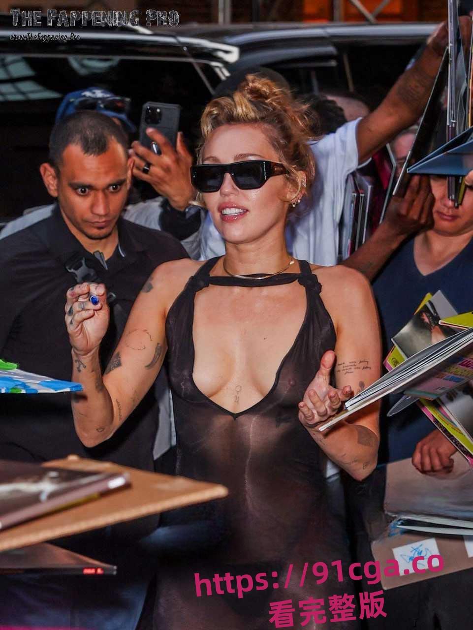 美国歌手 麦莉·赛勒斯为粉丝签名，不戴胸罩薄纱下毫无遮挡装扮惊艳全场！-4