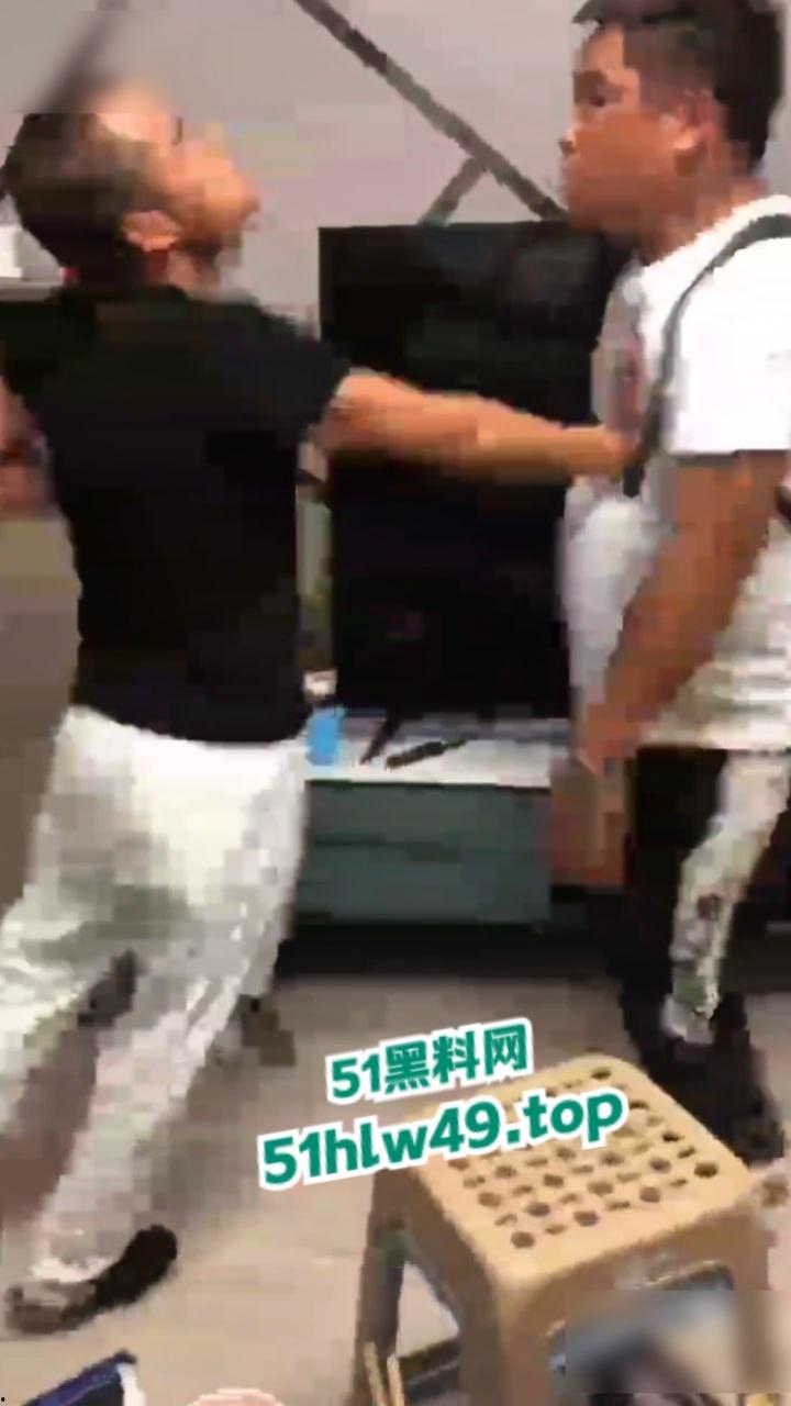 实拍朋友吵架捅刺现场，持刀威胁不服不忿结果大哥说捅就捅，这一刀扎老实了吧！-2