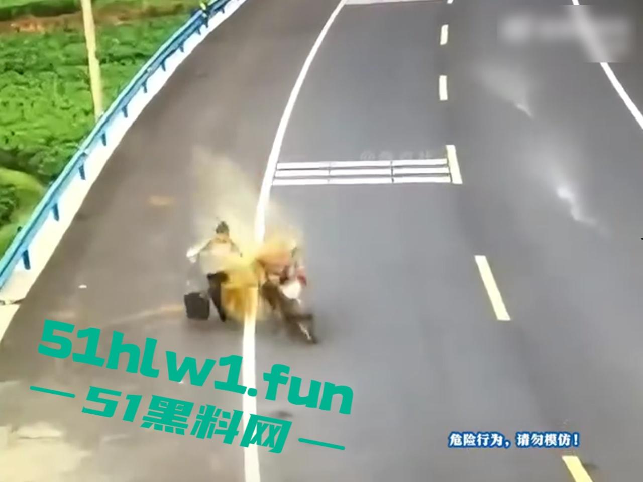 盘点今年奇葩车祸，监控下的搞笑瞬间，虽然明知是车祸，但还是不道德的笑了，有卧龙的地方必有凤雏啊！-4