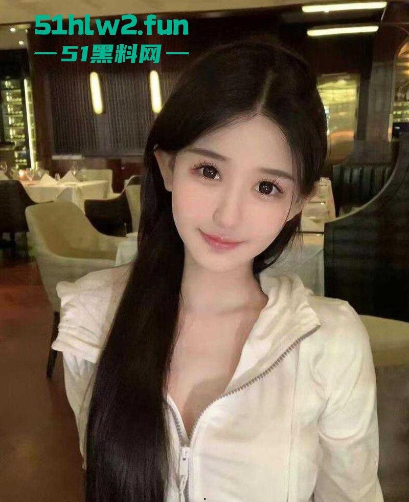 汕头大学约炮门！黑丝高跟白月光被体育生后入逛干，男友舍不得操的大一学妹被人站起来狂蹬！-1