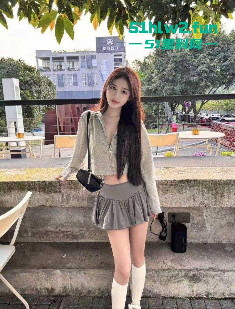 汕头大学约炮门！黑丝高跟白月光被体育生后入逛干，男友舍不得操的大一学妹被人站起来狂蹬！-4