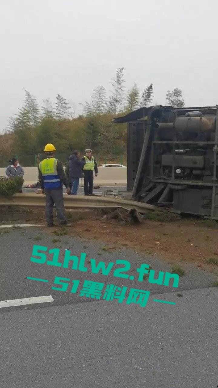 江西新余大巴司机神操作，低头摸东西，方向盘当摆设，乘客免费体验甩干模式，整车人陪他玩命！-4