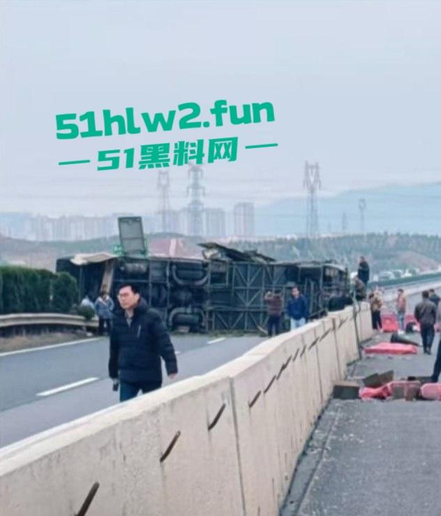 江西新余大巴司机神操作，低头摸东西，方向盘当摆设，乘客免费体验甩干模式，整车人陪他玩命！-7