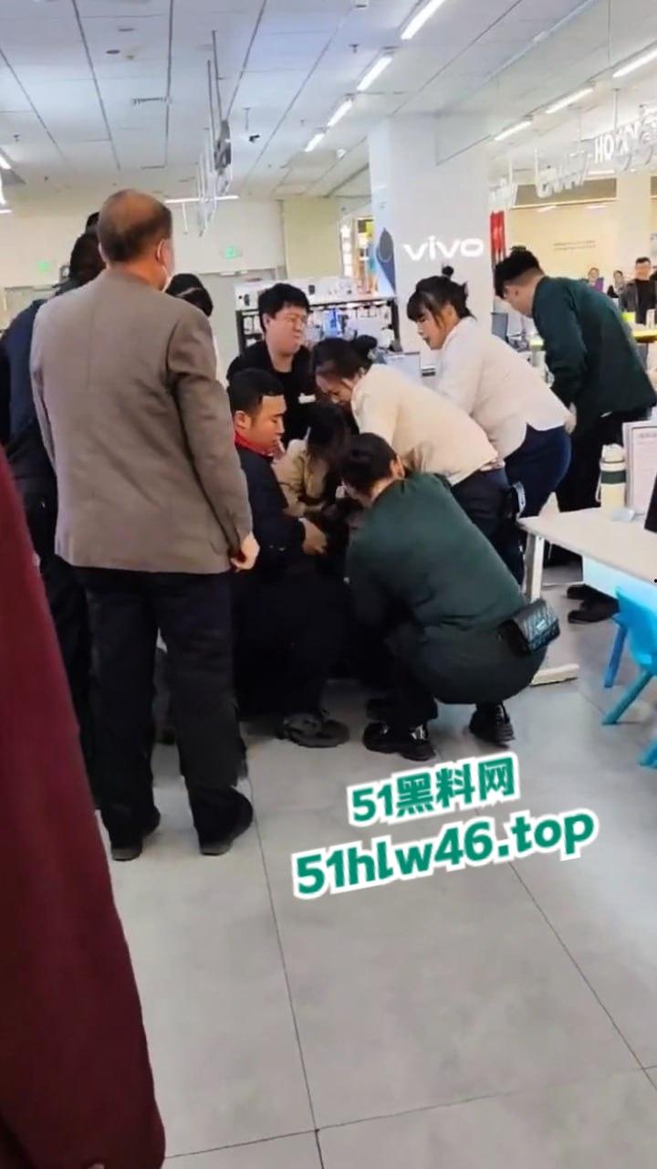 河北衡水捉奸现场，信誉楼老凤祥女店长和有钱客人发展地下恋情，原配妻子捉奸当场爆揍。-6