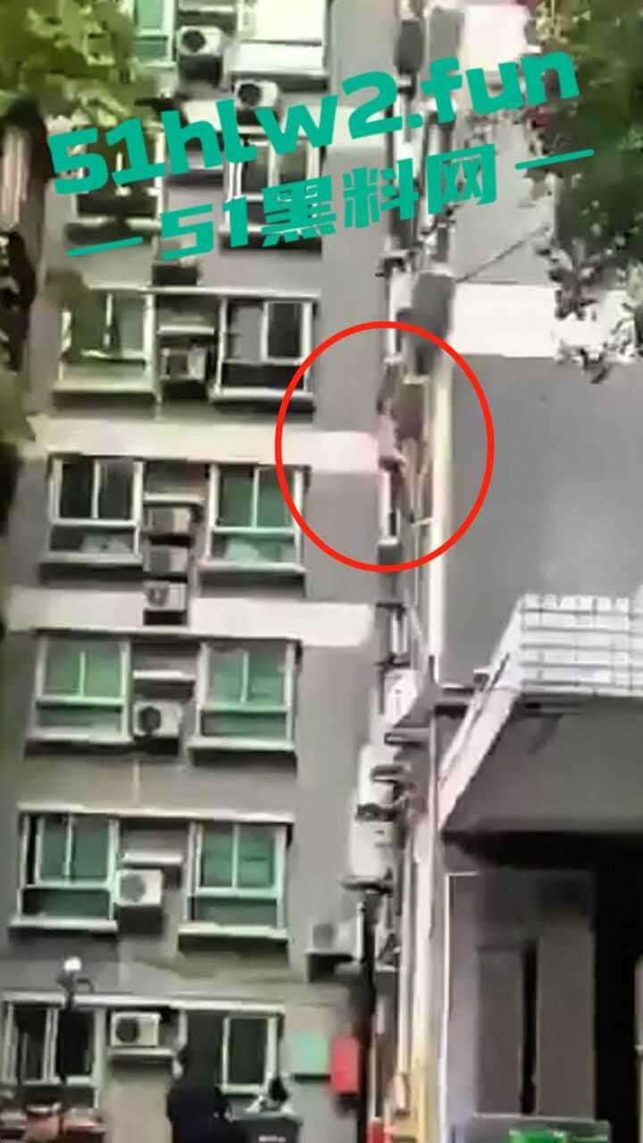 男子偷情约炮翻车现场，骚逼老公突然回家只能全裸逃出窗外，从4楼跌落重伤这偷情代价有点大啊。-1