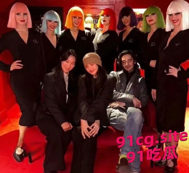 Lisa出席法国疯马秀夜总会,3天5场脱衣舞-3