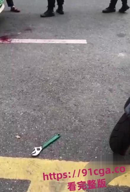 南京女子坐网约车要求司机送进小区!司机拒绝后被女子丈夫持扳手砸伤脑袋!-8