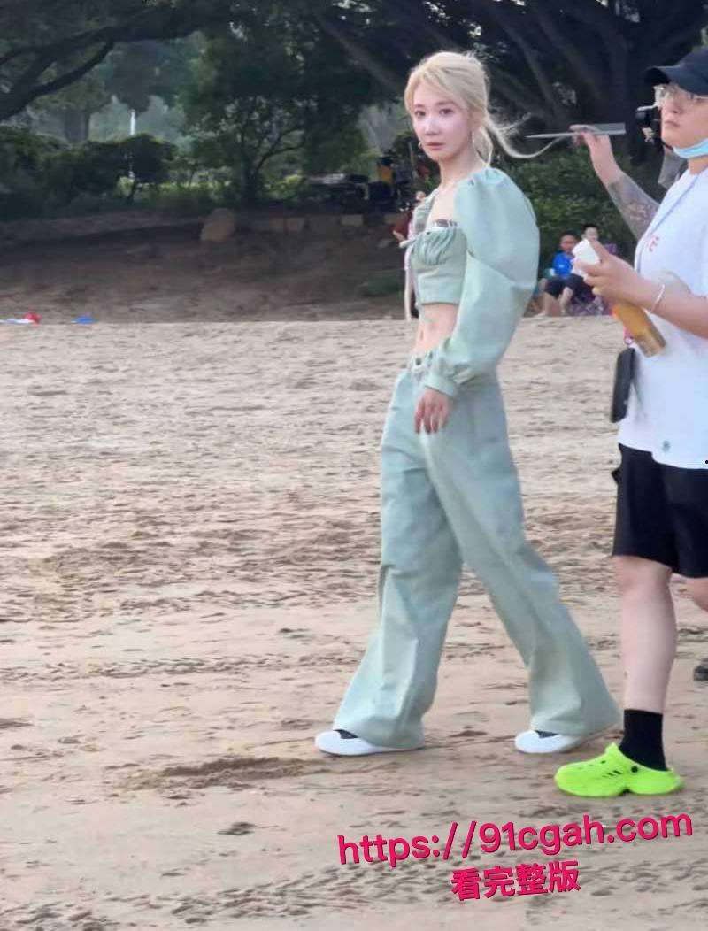 中国有嘻哈总导演 车澈 与李嘉格离异后与 乃万 曝出黑料 当街小便搂搂抱抱 酒店开房视频曝光!-9