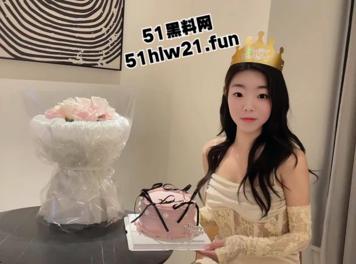 广州学生妹【钟绮晴】稚嫩的身体白嫩诱人，极致性感化身吸精神器，白虎粉穴被大屌无套乱干。-2