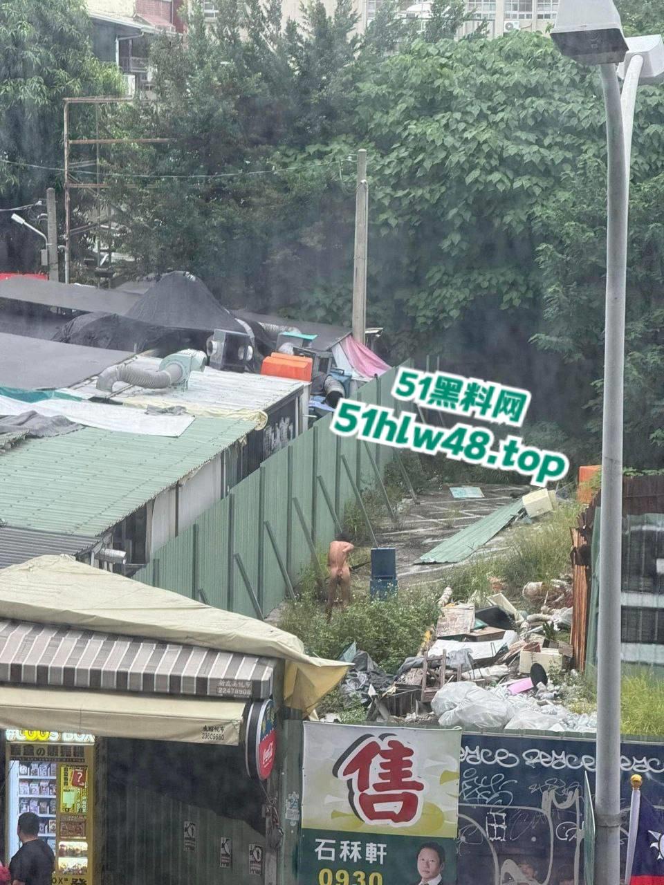 湾湾长腿大妈露天自慰被偷拍，大妈身材年轻时也绝对是大美女，想不到老了竟然这么饥渴。-2