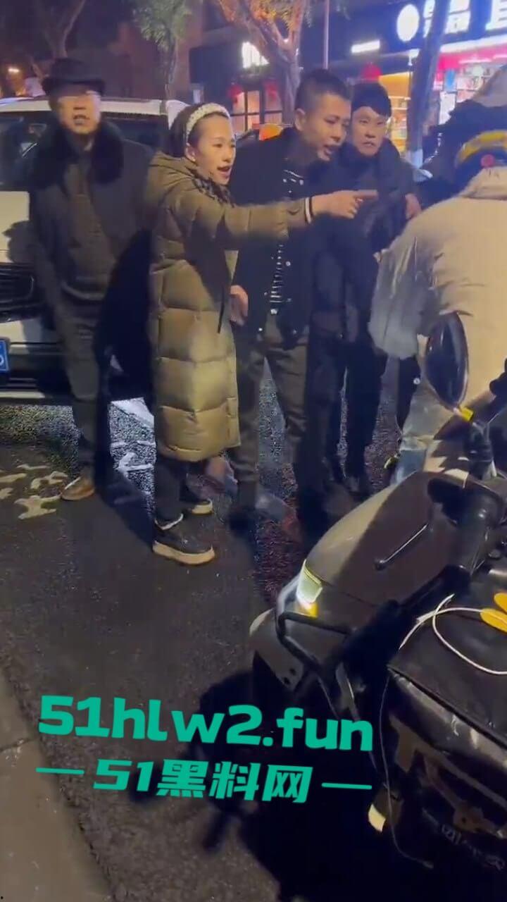 四川乐山奇葩男女，开个破吉利撞到外卖员下车辱骂对方，称自己是有钱人这逼装的能给满分。-5