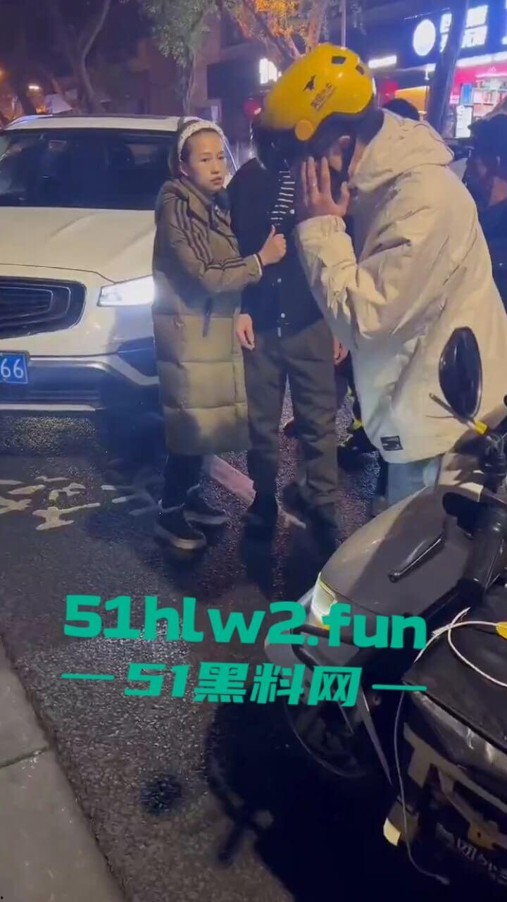 四川乐山奇葩男女，开个破吉利撞到外卖员下车辱骂对方，称自己是有钱人这逼装的能给满分。-6