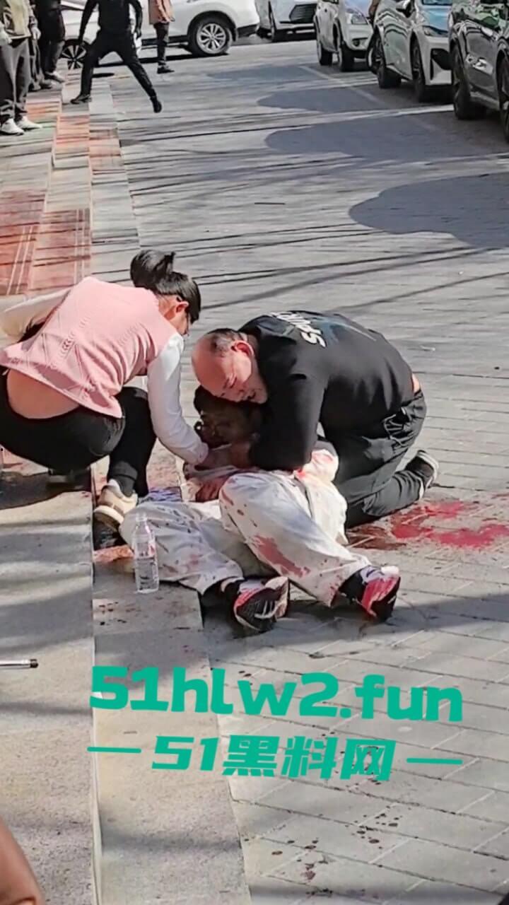 北京顺义区民富街，初中生摔倒被铁棍插中系一商户为防止别人门前停车安置，导致血液喷涌当场死亡。-2