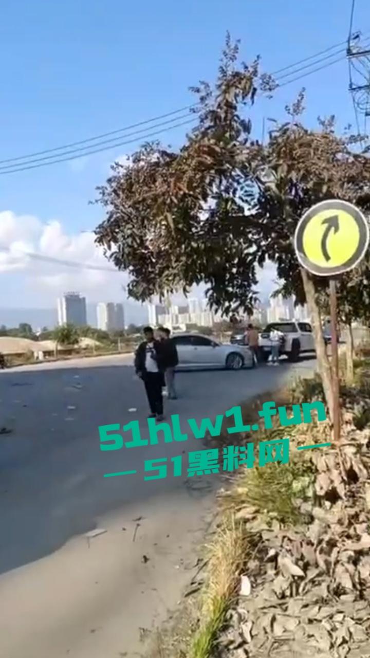 缅甸发生严重车祸 据悉是园区管理员木姐 骑电瓶车出门时 被飞速行驶的面包车撞飞 这就是恶有恶报？-3