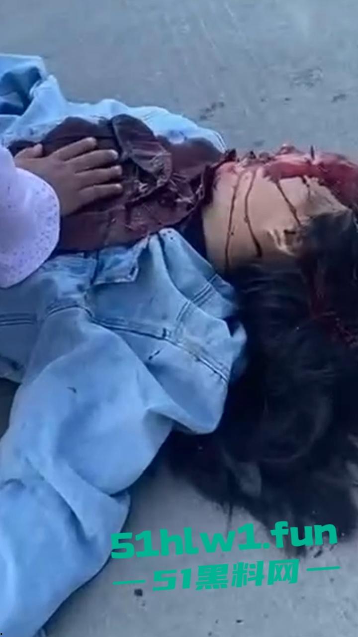 缅甸发生严重车祸 据悉是园区管理员木姐 骑电瓶车出门时 被飞速行驶的面包车撞飞 这就是恶有恶报？-5