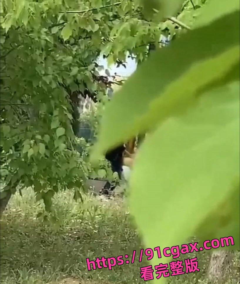 万物复苏的季节野外偷拍到野战现场 看起来后入的很吃力了 果然是人到中年不得已！-1