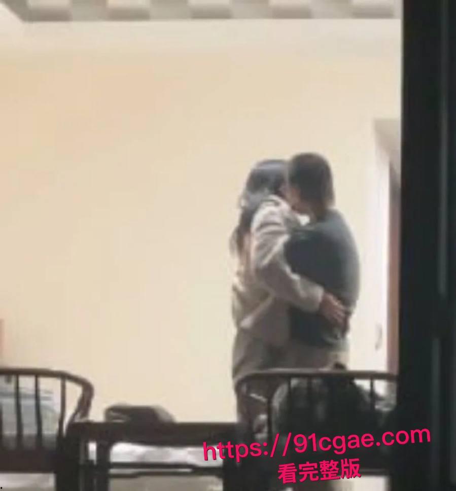 天津现代传媒学院教师宿舍大瓜!忘拉窗帘直播亲热,学生排队围观全过程-3