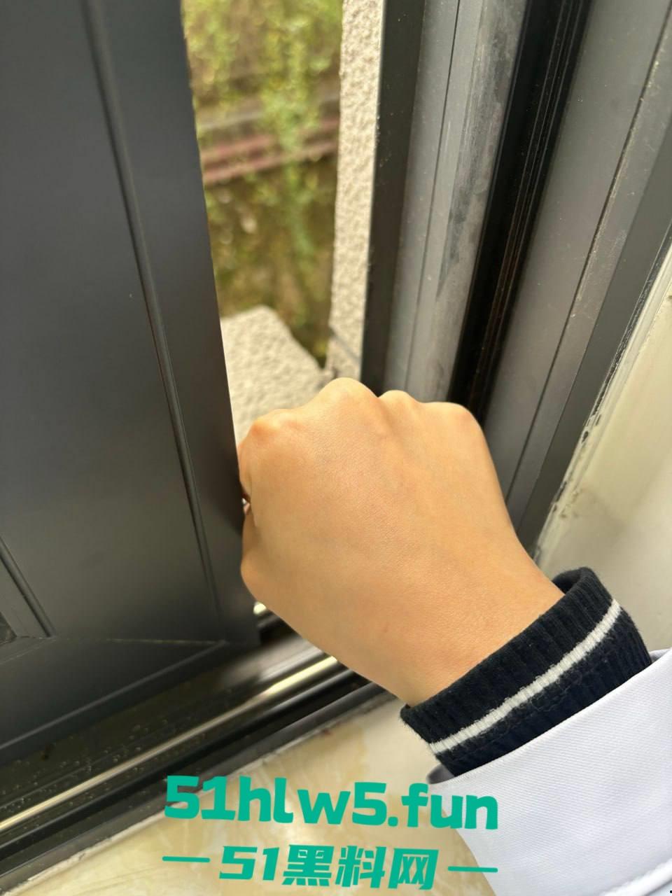 实拍精神病院内部，高墙、铁窗、监控摄像头。真实的牢笼的样子就是另一种类的监狱。-5