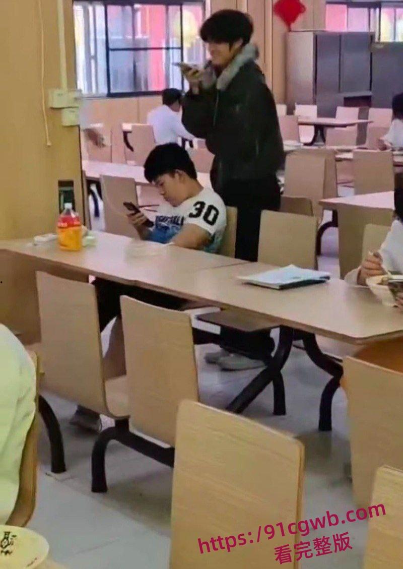 现在学生真是饥渴 直接食堂撸管 握紧猛撸喷汁 旁边饭友目瞪口呆 更有老六手机偷拍全程-5