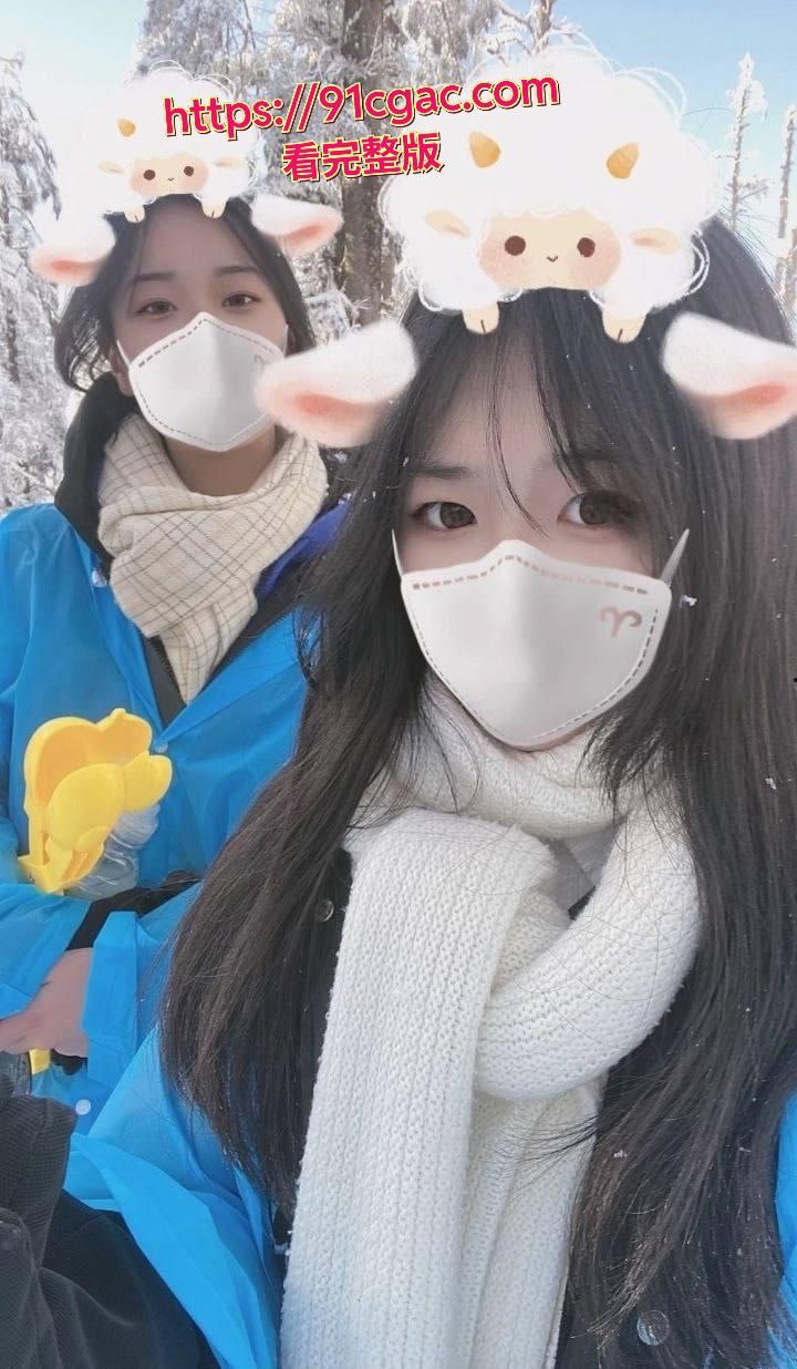 来自四川绵阳的学生妹刘新欣，小小年纪 长得十分可爱，然而清纯外表下的她却早已被包养，被调教成了淫骚的小母狗！-2