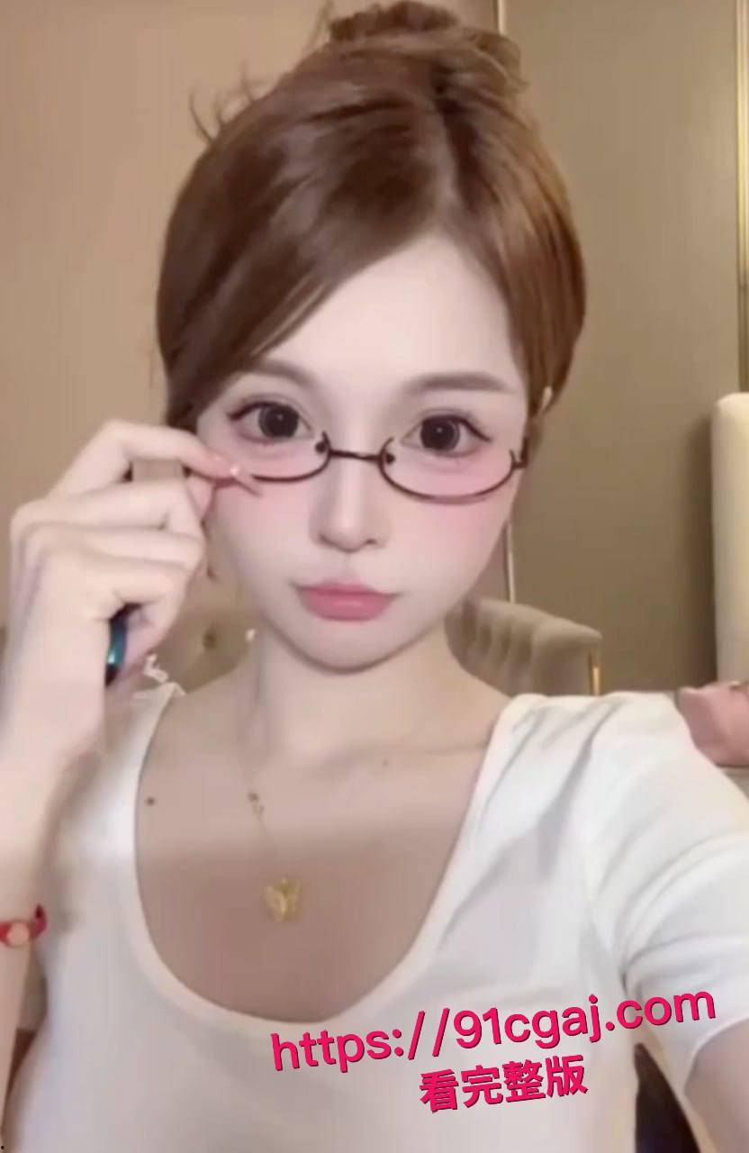 广州18线女星周珂萱泄密曝光！穿衣女神脱衣母狗，天使脸蛋淫荡心，黑丝翘臀酒店勾引，爱cos的小母狗！-8