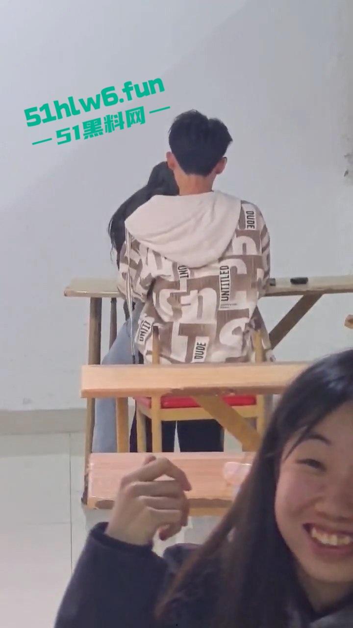 山东齐鲁大学情侣餐馆公然脱裤操逼，女生扒逼主动蹭鸡又搂又亲，操到高潮才满意。-1