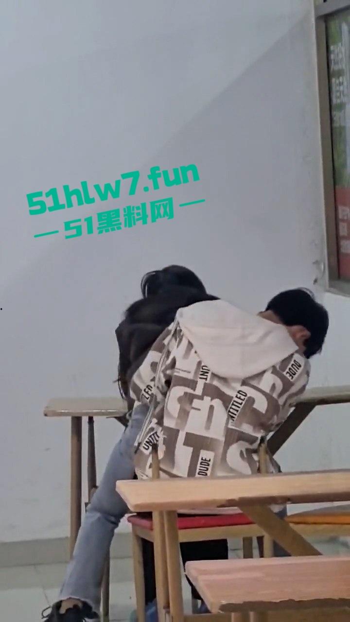 山东齐鲁大学情侣餐馆公然脱裤操逼，女生扒逼主动蹭鸡又搂又亲，操到高潮才满意。-6