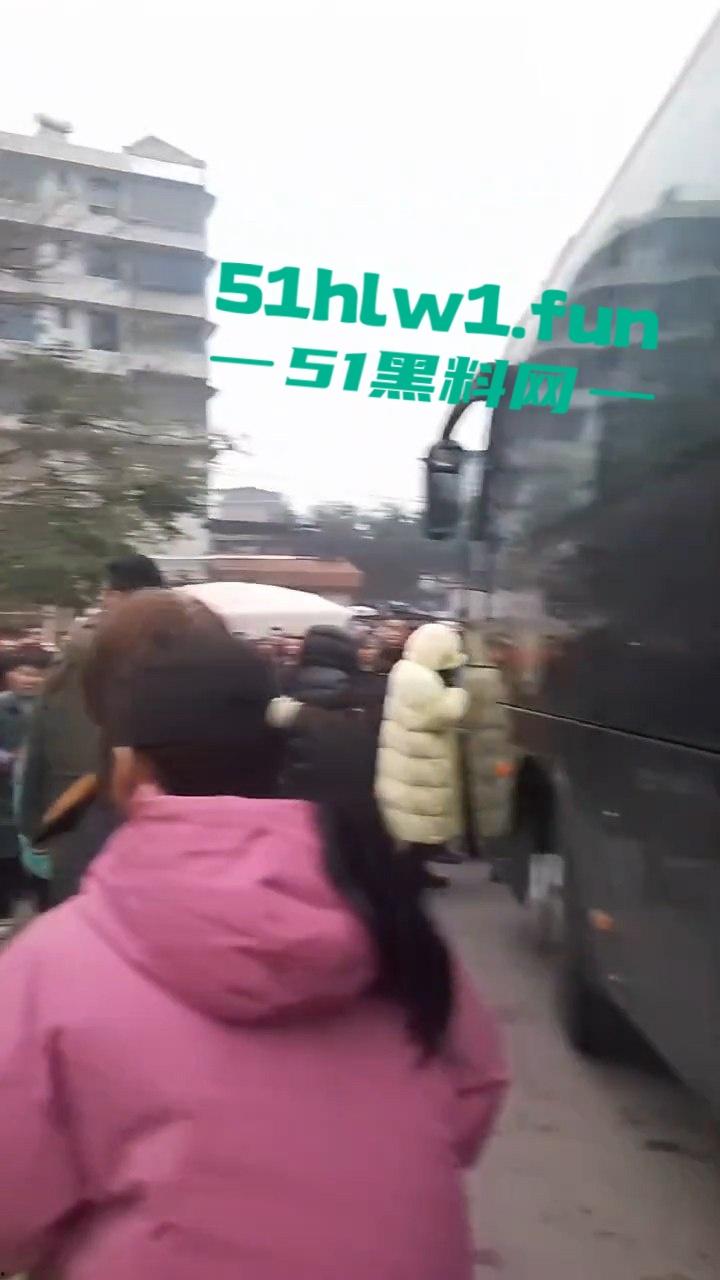 四川宜宾警方扫黄端掉一窝骚鸡，女大学生沦落风尘，众人围观快来看谁的女朋友赫然在列？-3