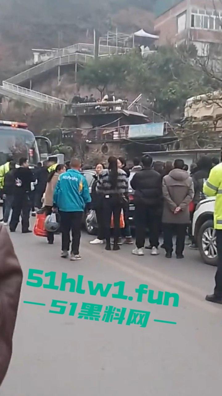 四川宜宾警方扫黄端掉一窝骚鸡，女大学生沦落风尘，众人围观快来看谁的女朋友赫然在列？-4