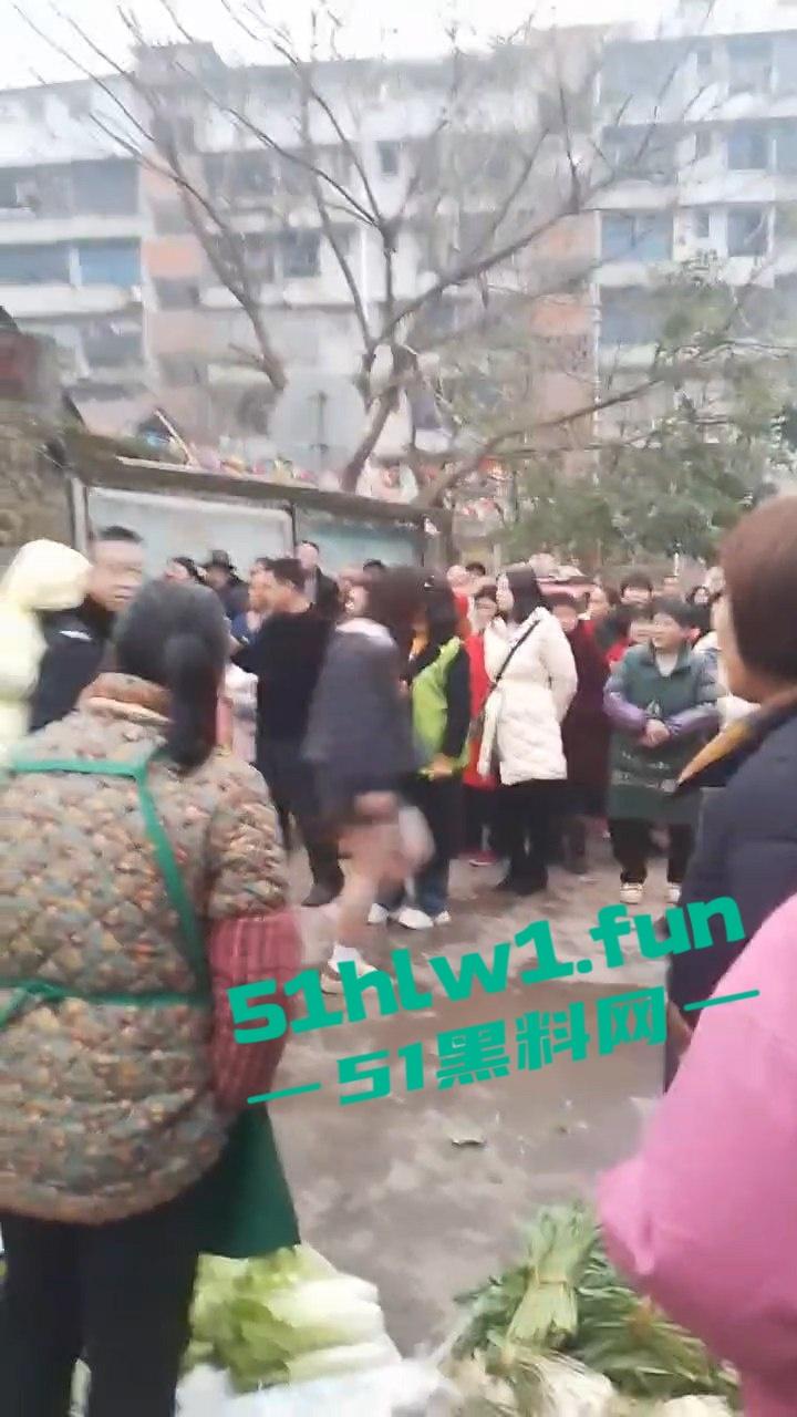 四川宜宾警方扫黄端掉一窝骚鸡，女大学生沦落风尘，众人围观快来看谁的女朋友赫然在列？-7