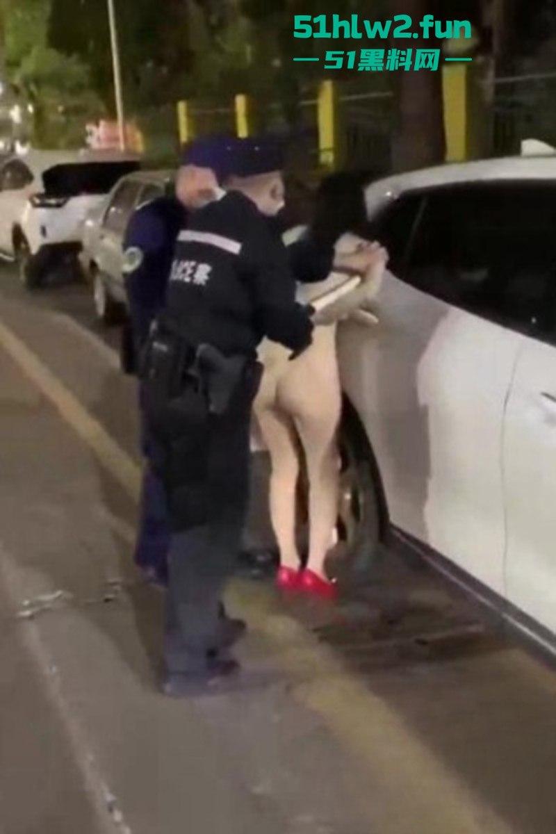 醉酒美女精选合集！上海醉酒女当街脱衣求外国人操她，结果被警方制止并带走！-3