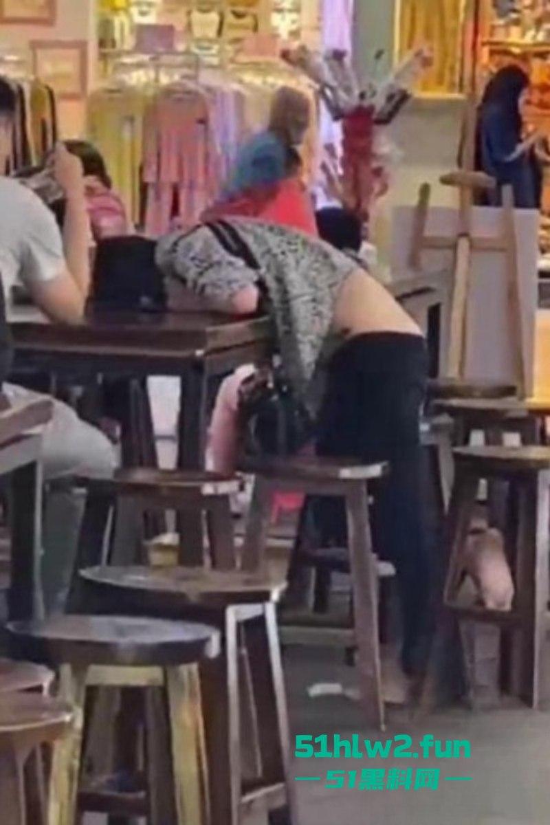 醉酒美女精选合集！上海醉酒女当街脱衣求外国人操她，结果被警方制止并带走！-4