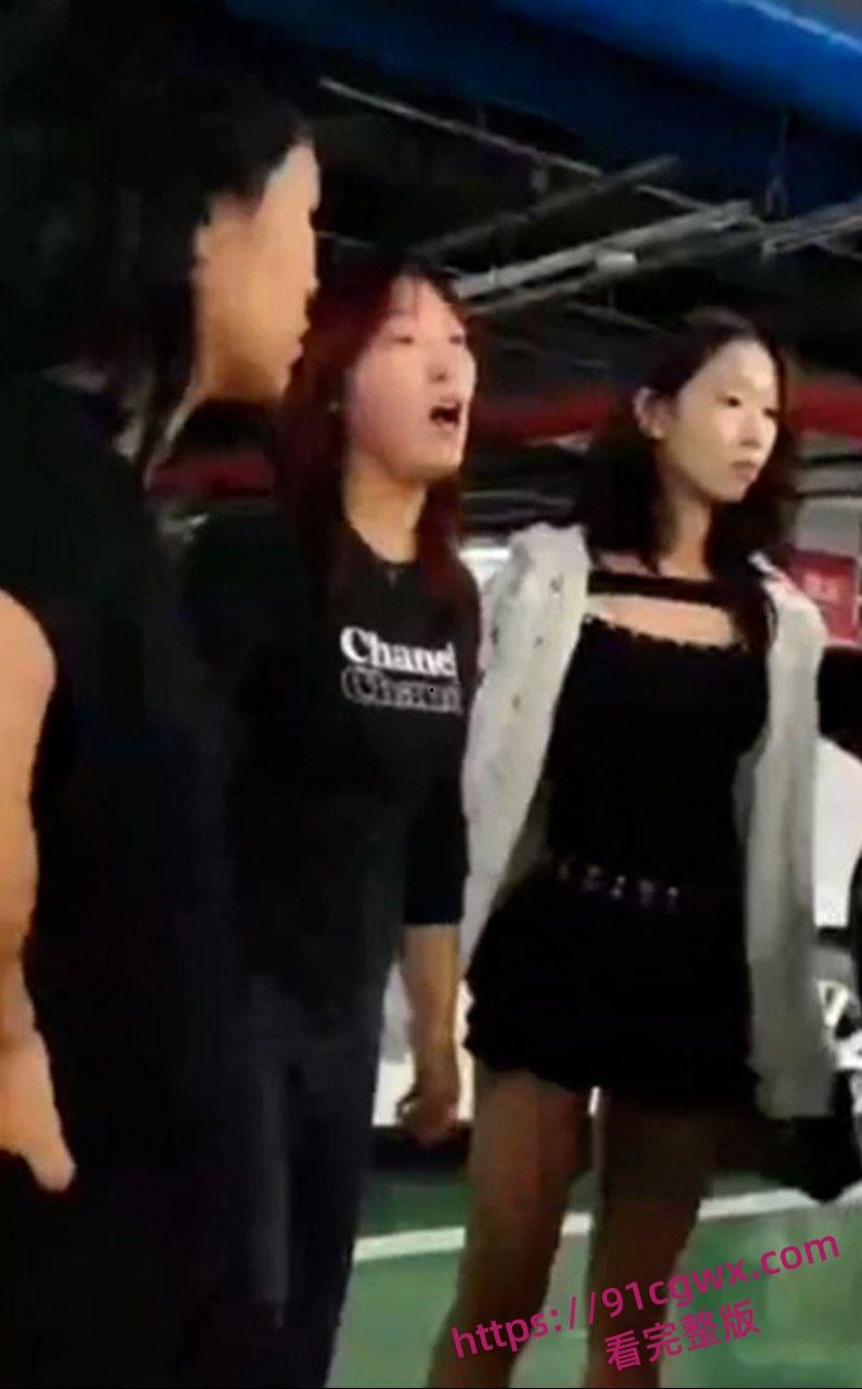 沈阳地下停车场 俩精神小妹约架互殴!头发一拽拳头砸脸 女孩打架比爷们还狠!-8