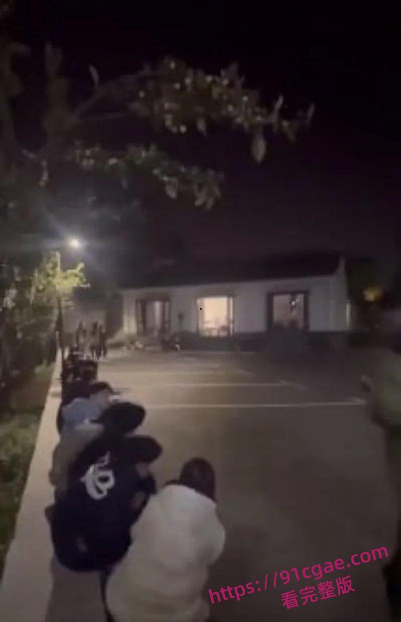 天津工业大学外卖大战升级 校外骑手递餐遭授权队围堵指控投毒推搡拉扯!-4