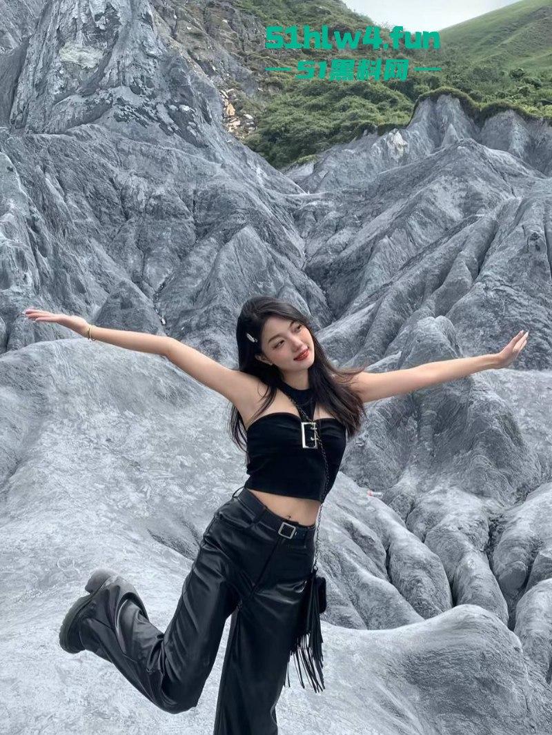 杭州大学班花【梁洛奇】酒后失身，被同学带到酒店扒奶脱裤无情暴操，视频传遍朋友圈。-3