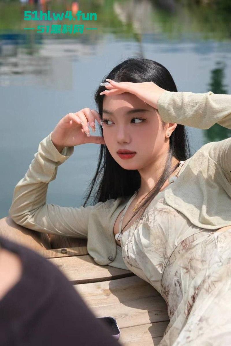 杭州大学班花【梁洛奇】酒后失身，被同学带到酒店扒奶脱裤无情暴操，视频传遍朋友圈。-4