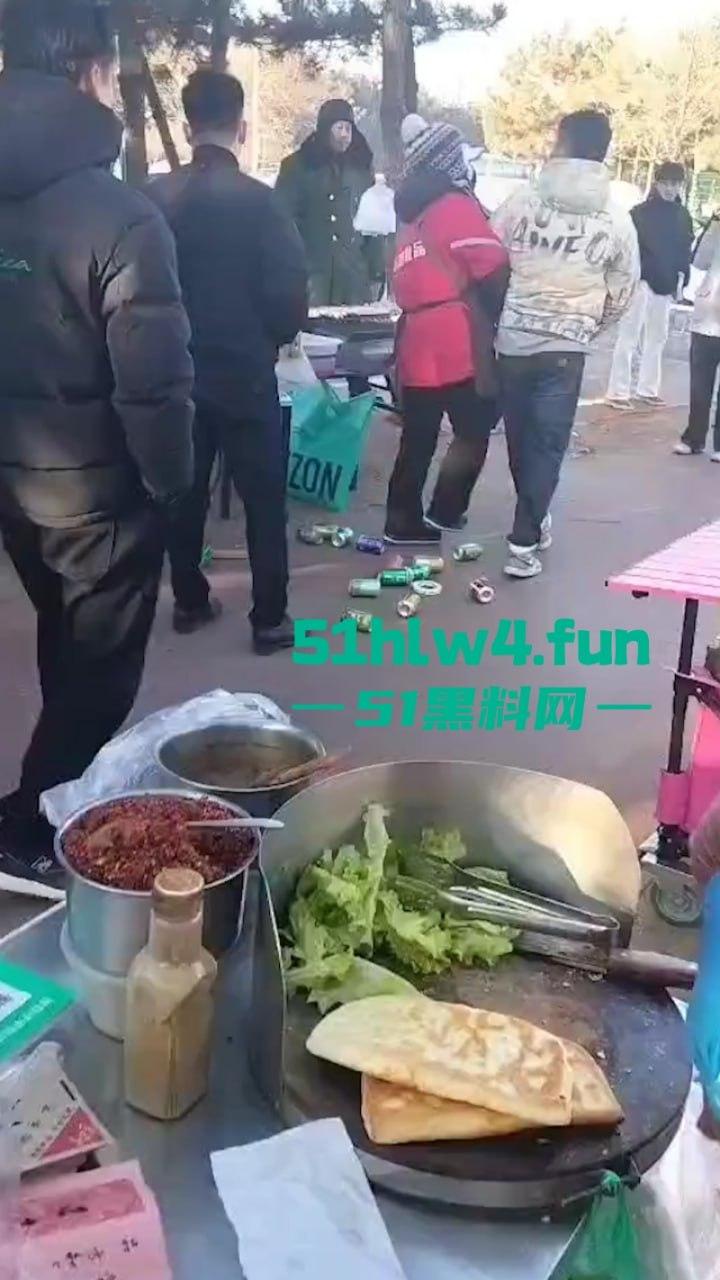 平民夫妻俩于日照航海工程职业学院门口摆摊，不明人物掀摊找事现场视频，实在可恶！-9