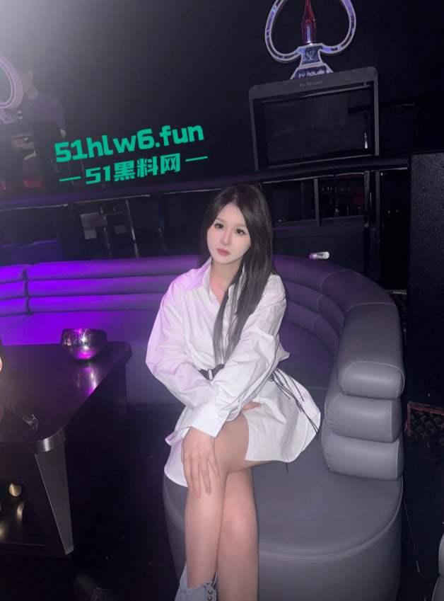 抖音20W粉丝大长腿女神级网红【亲亲小渝】金主高价定制，低角度美景甜美蜜桃臀！-1