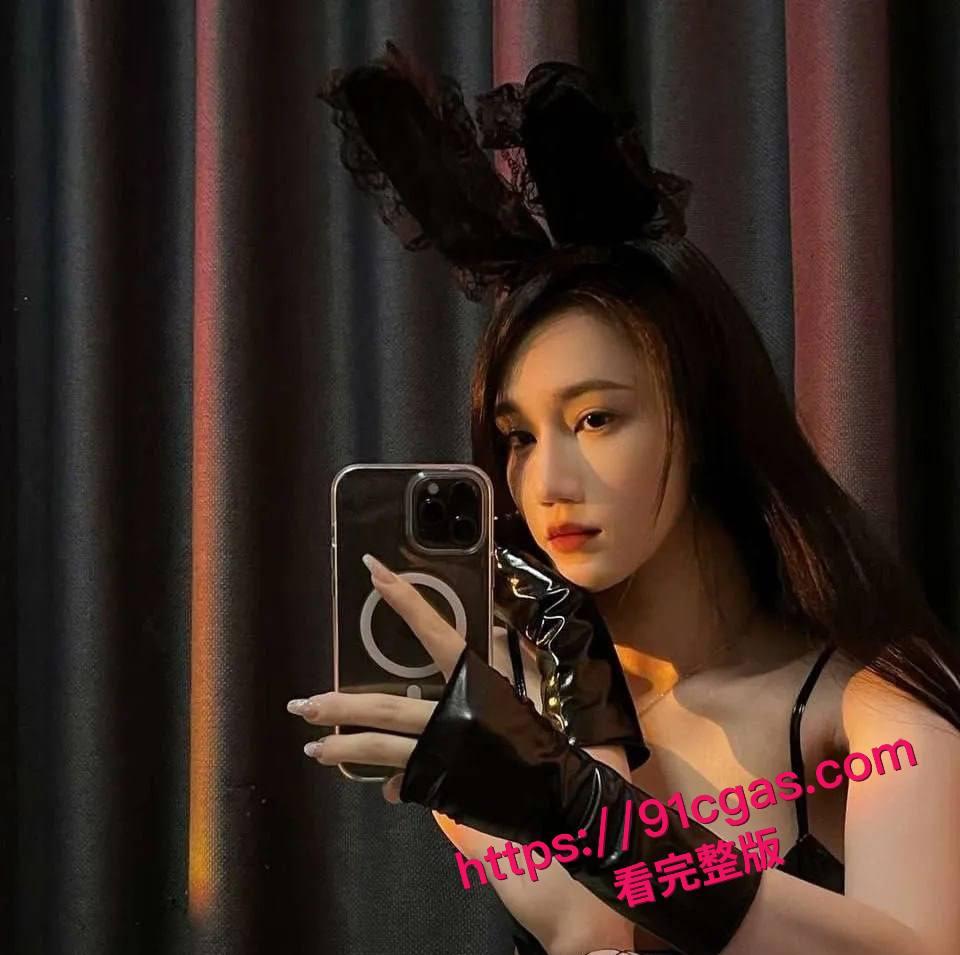 抖音42w粉网红 米NANA 丝足女神难抵重金诱惑私发福利-1