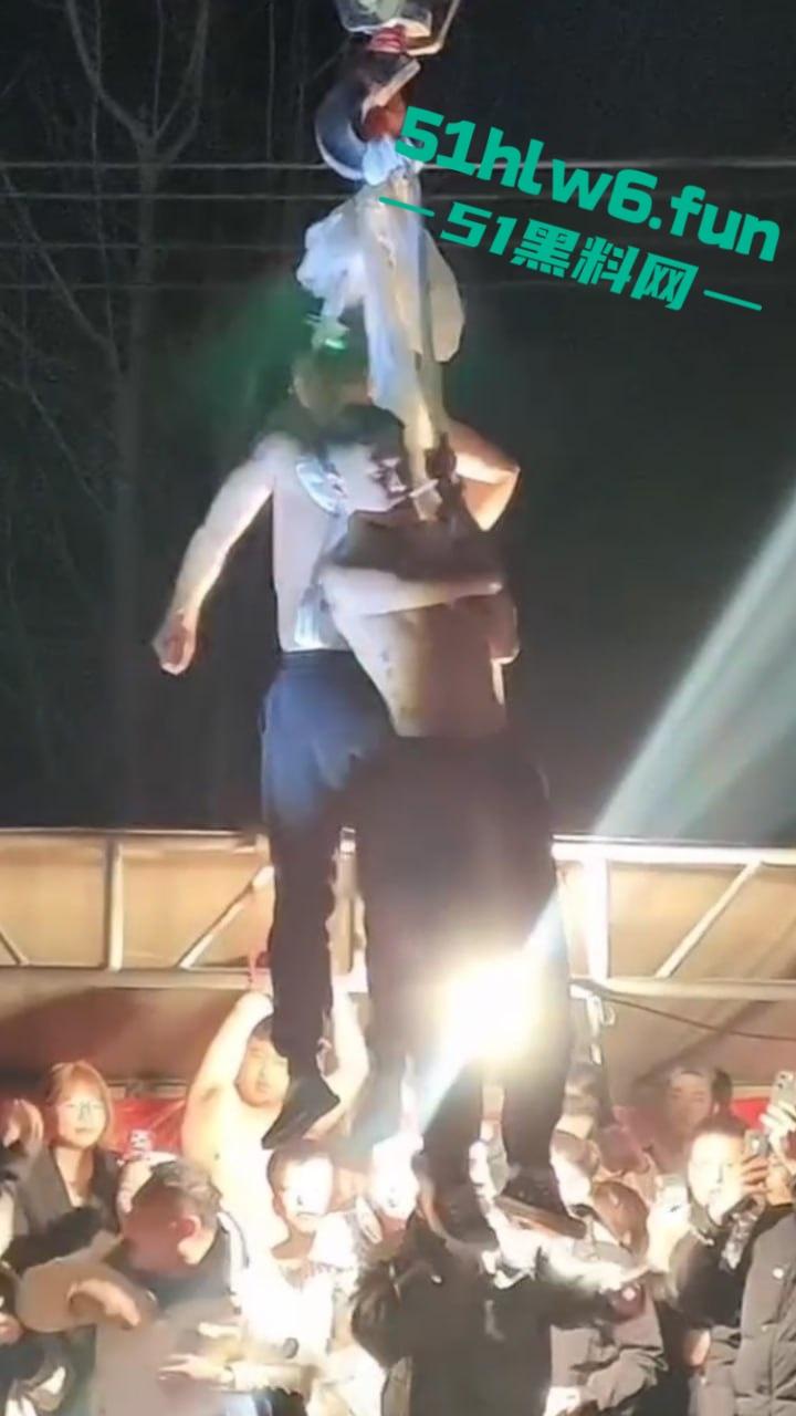 辽宁营口大石桥低俗表演现场实拍，各种钢针穿刺，铁链穿肉拉伸玩的真够变态的啊。-8