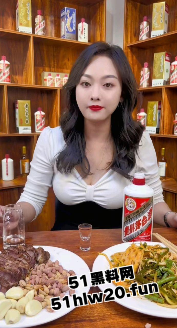 卖酒生意惨淡下海发骚赚钱，茅台专卖店老板娘闪总多角色诱惑私拍，足交自慰抠逼乱伦尺度超大。-2