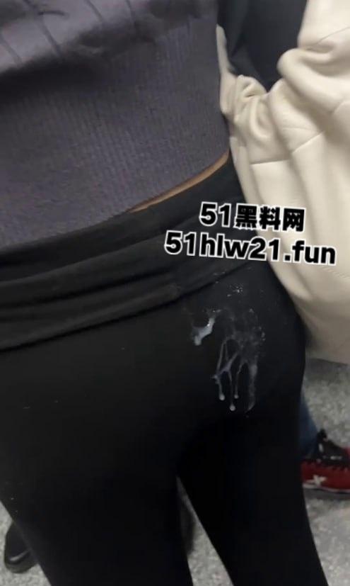 白净大叔竟是地铁痴汉，地铁上顶臀打飞机爆射小仙女屁股，美女羞愤报警被气哭！-4