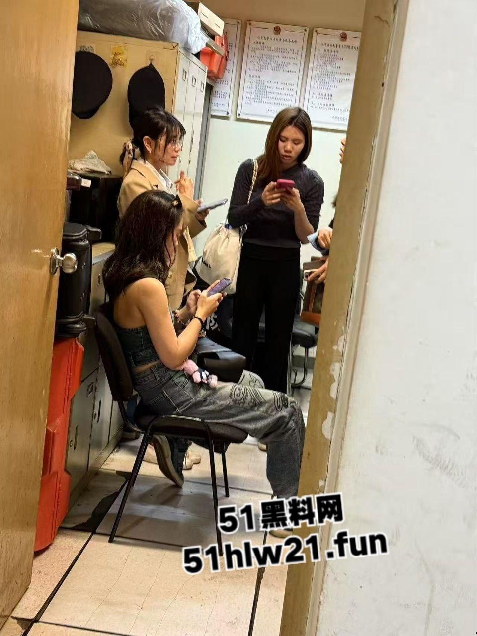 白净大叔竟是地铁痴汉，地铁上顶臀打飞机爆射小仙女屁股，美女羞愤报警被气哭！-8