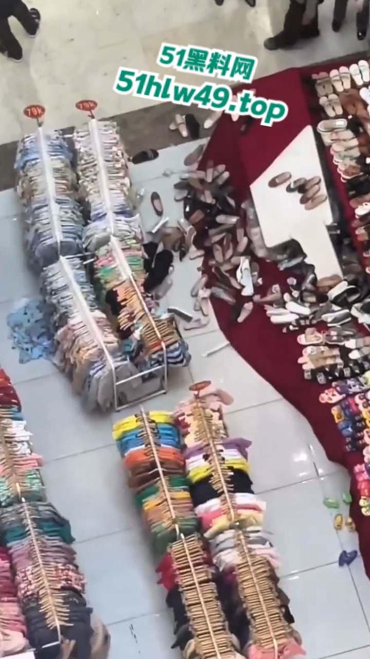 广东佛山万达广场，男子跳楼自杀监控画面流出，疑似感情受挫婚后竟被渣女带走全部财产想不开。-1