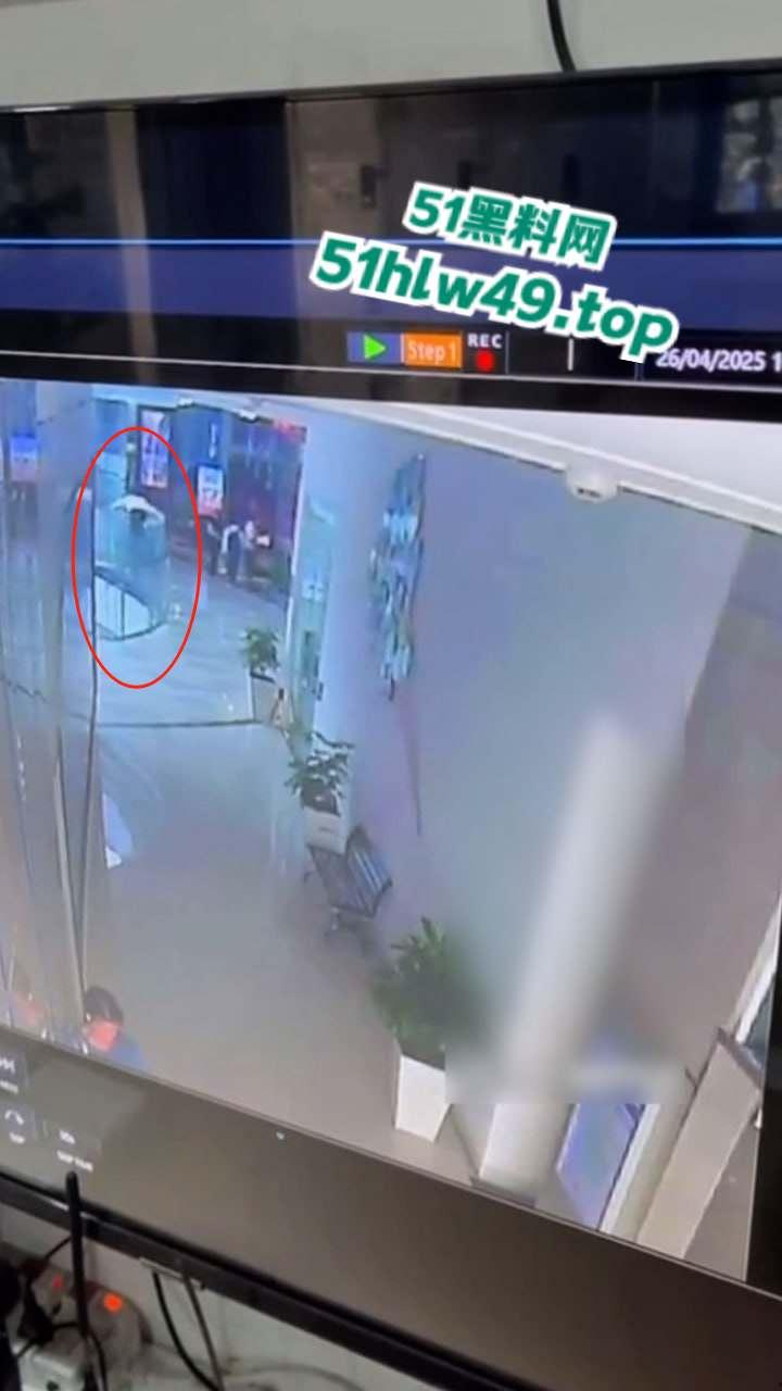 广东佛山万达广场，男子跳楼自杀监控画面流出，疑似感情受挫婚后竟被渣女带走全部财产想不开。-2