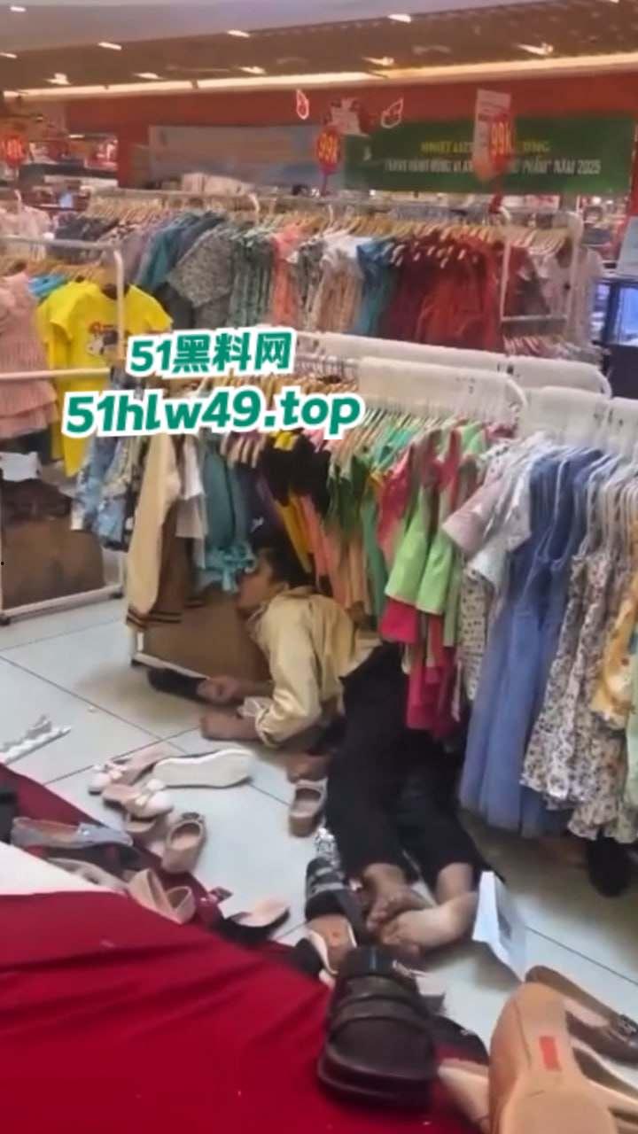 广东佛山万达广场，男子跳楼自杀监控画面流出，疑似感情受挫婚后竟被渣女带走全部财产想不开。-3