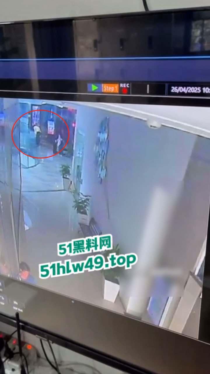 广东佛山万达广场，男子跳楼自杀监控画面流出，疑似感情受挫婚后竟被渣女带走全部财产想不开。-4