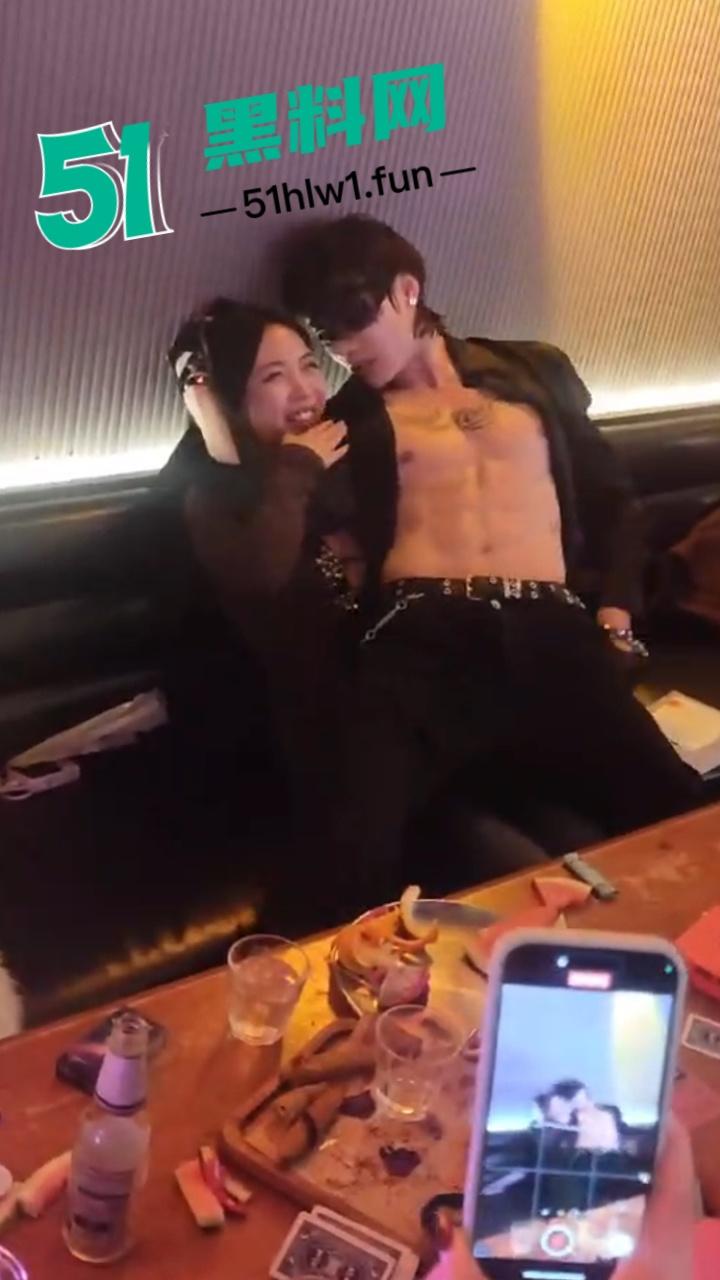 实拍上海商K富婆们的快乐生活，性感小富婆叫少爷裸露腹肌激情热舞，玩的富婆脸都红了。-5